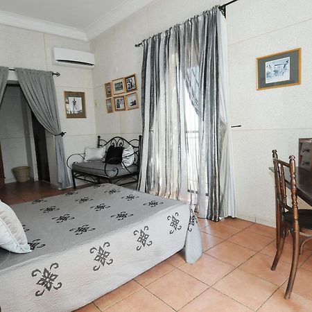 Hotel De La Poste แซ็ง-ลุย ภายนอก รูปภาพ