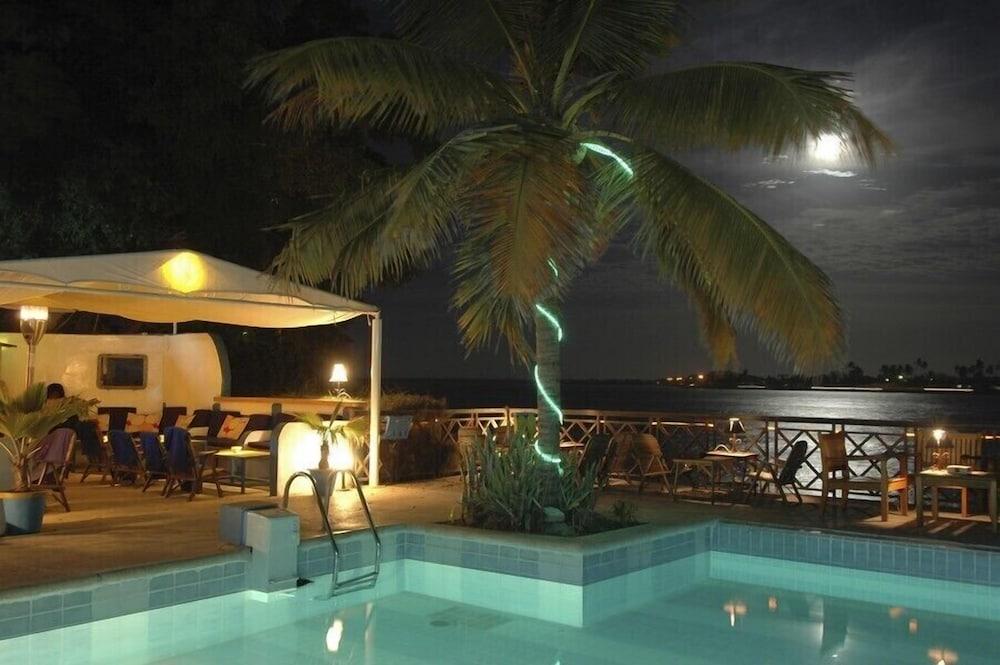 Hotel De La Poste แซ็ง-ลุย ภายนอก รูปภาพ