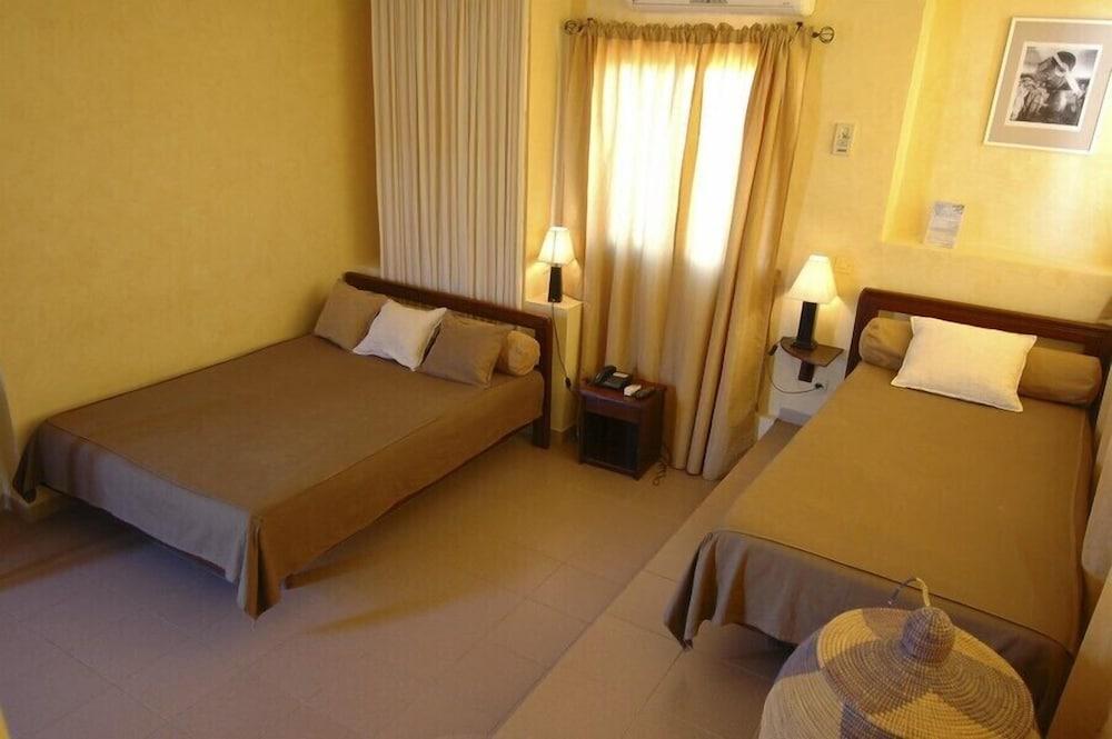 Hotel De La Poste แซ็ง-ลุย ภายนอก รูปภาพ