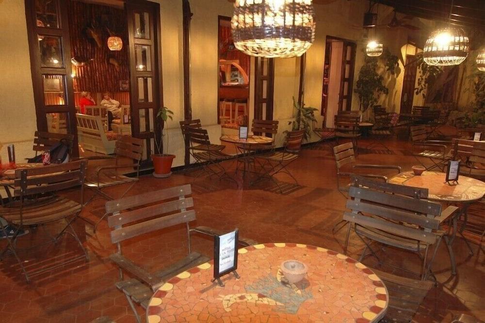 Hotel De La Poste แซ็ง-ลุย ภายนอก รูปภาพ