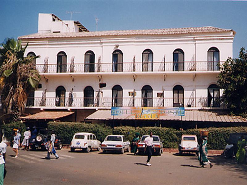 Hotel De La Poste แซ็ง-ลุย ภายนอก รูปภาพ