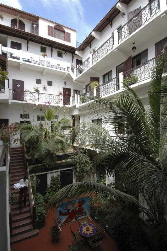 Hotel De La Poste แซ็ง-ลุย ภายนอก รูปภาพ