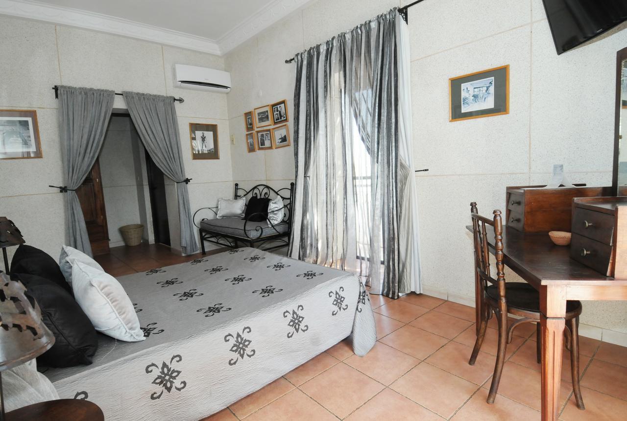 Hotel De La Poste แซ็ง-ลุย ภายนอก รูปภาพ