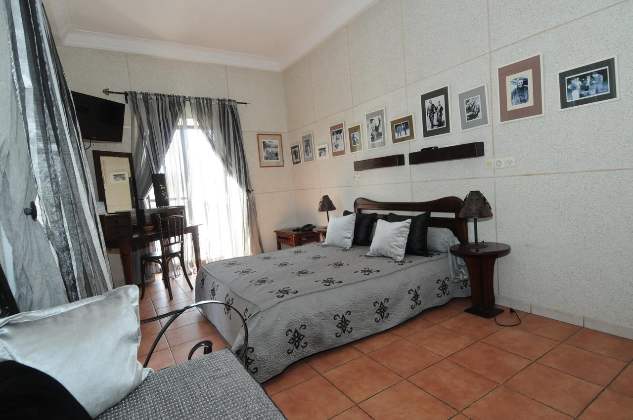 Hotel De La Poste แซ็ง-ลุย ภายนอก รูปภาพ