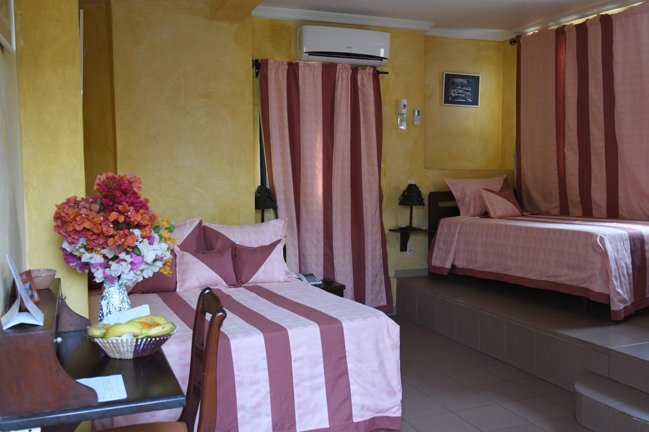 Hotel De La Poste แซ็ง-ลุย ภายนอก รูปภาพ