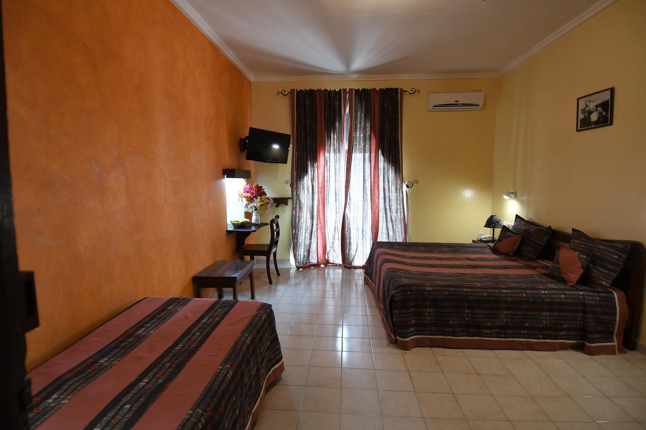 Hotel De La Poste แซ็ง-ลุย ภายนอก รูปภาพ