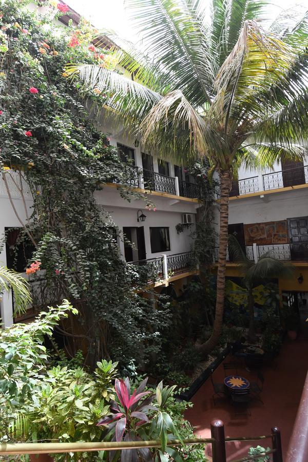 Hotel De La Poste แซ็ง-ลุย ภายนอก รูปภาพ