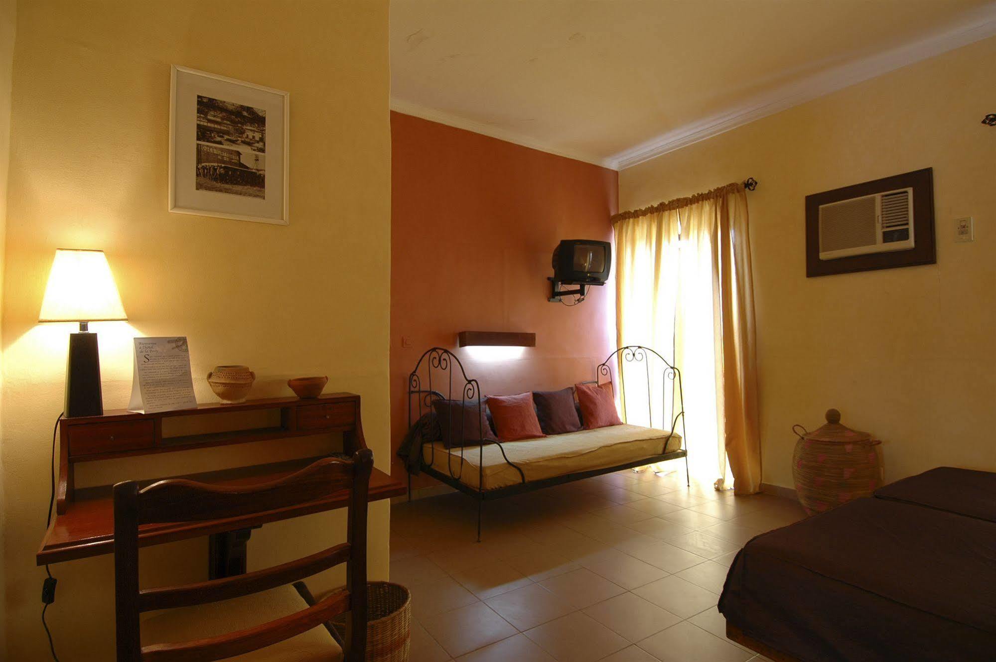 Hotel De La Poste แซ็ง-ลุย ภายนอก รูปภาพ