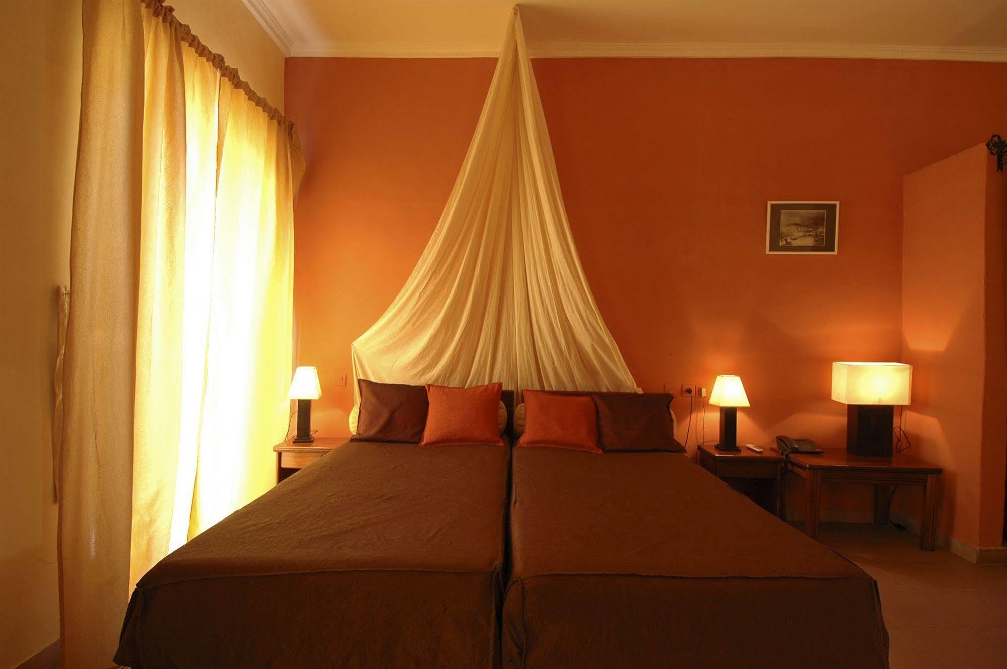 Hotel De La Poste แซ็ง-ลุย ภายนอก รูปภาพ