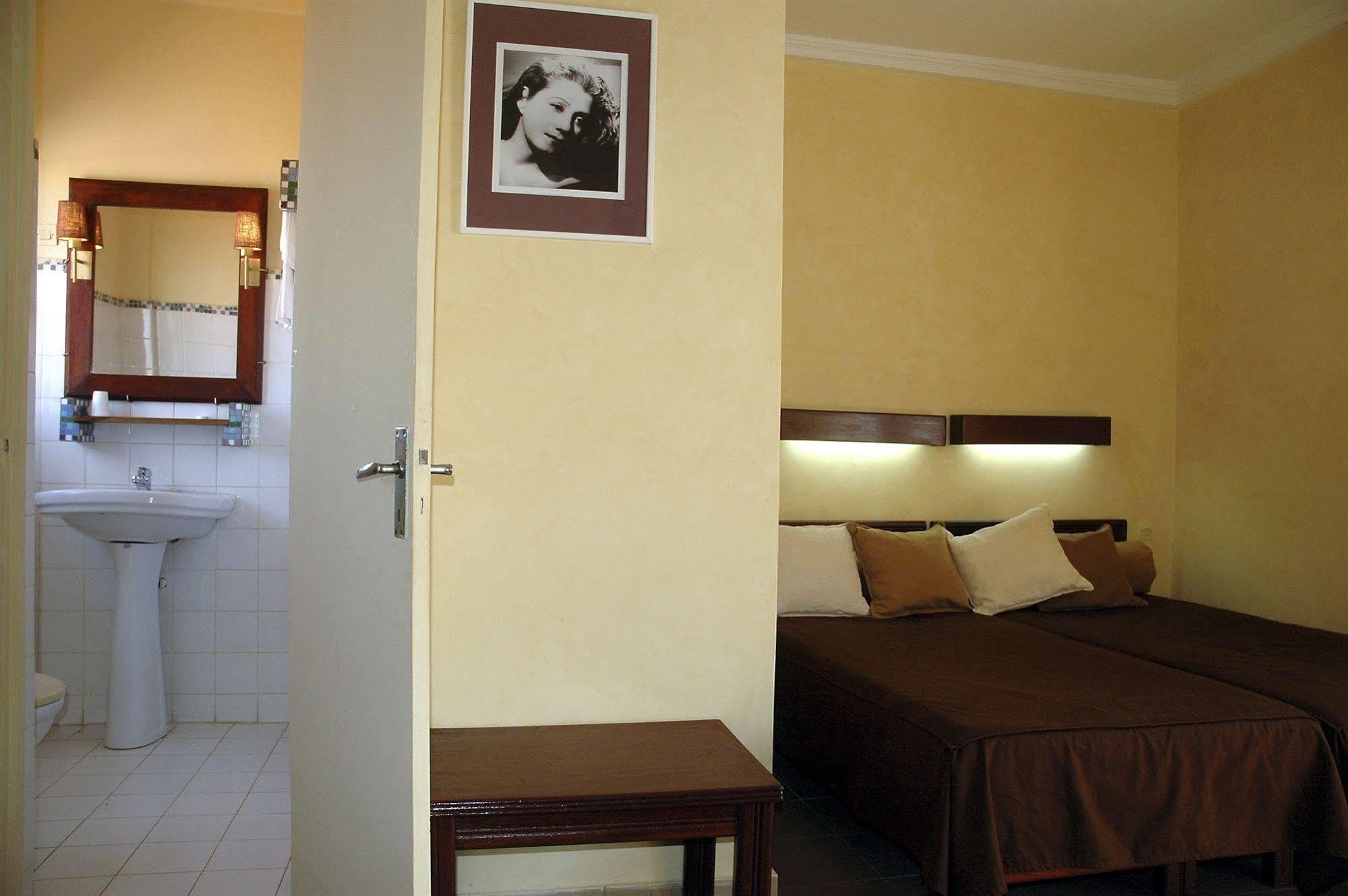 Hotel De La Poste แซ็ง-ลุย ภายนอก รูปภาพ