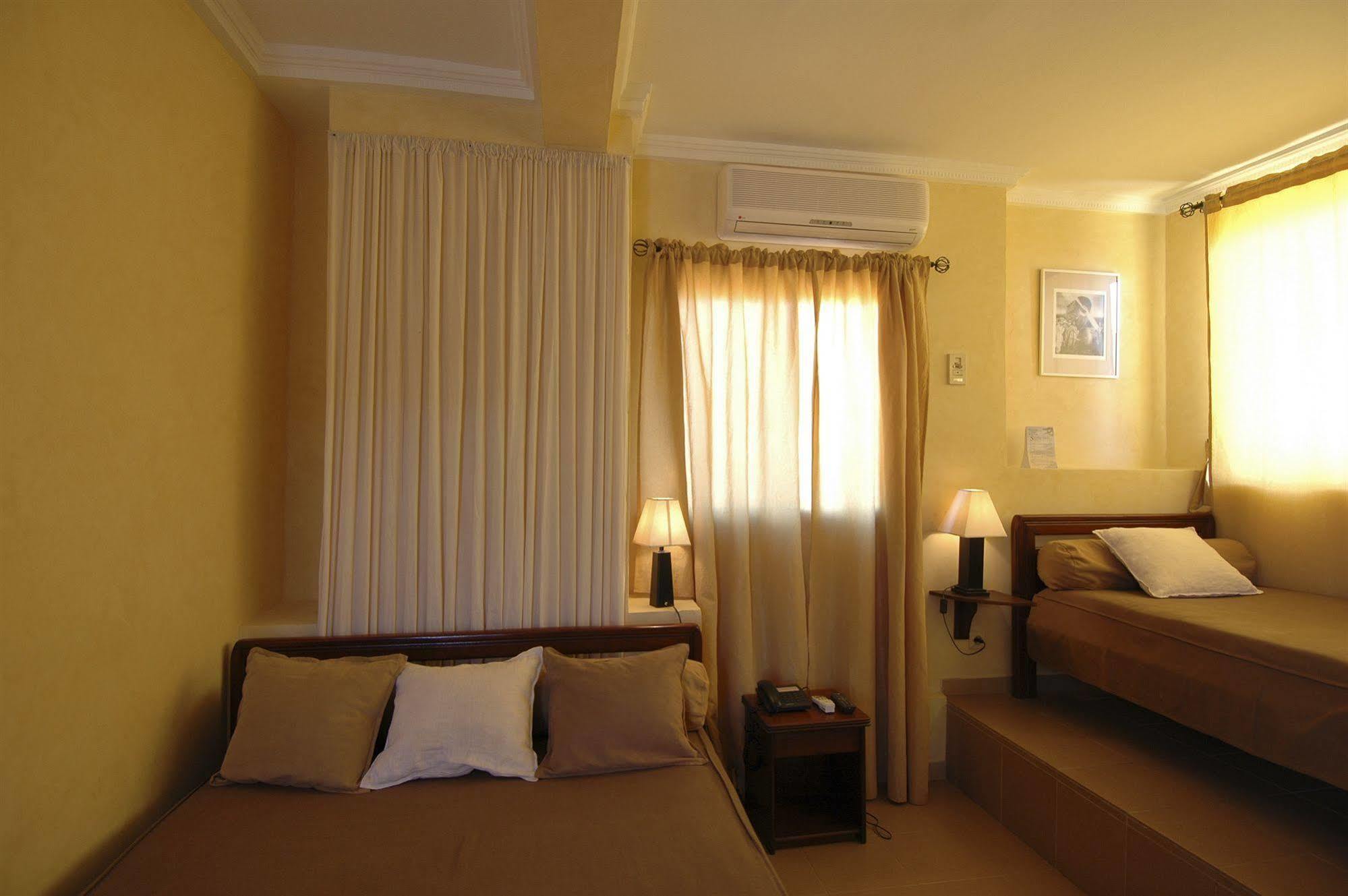 Hotel De La Poste แซ็ง-ลุย ภายนอก รูปภาพ